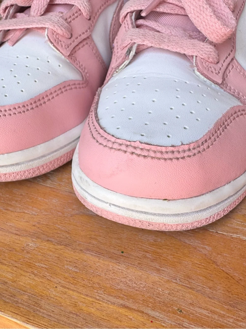 Nike Kids Pink and White Low-Top Sneakers — size2Y